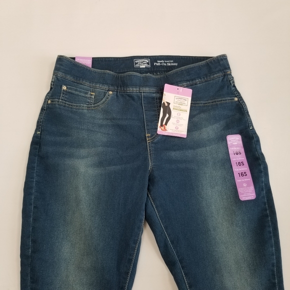 Signature Levi Strauss Totally Shaping Pull-On Skinny Jeans 16S NWT - Picture 2 of 8